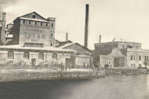 1902: εξωτερική άποψη του εργοστασίου ΤΙΤΑΝΑ
στην Ελευσίνα 
Πηγή: ΤΙΤΑΝ- 100 years, Λεύκωμα