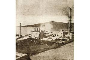 
1922: εξωτερική όψη του εργοστασίου
ΤΙΤΑΝΑ  τραβηγμένη από τα πίσω υψώματα
Πηγή: http://www.titan.gr/el/titan-group/100-years/historic-archive/