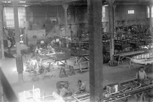 Το εσωτερικό του εργοστασίου Γκλαβάνη, 1930. Αρχείο Ζημέρη, ΔΗ.Κ.Ι.