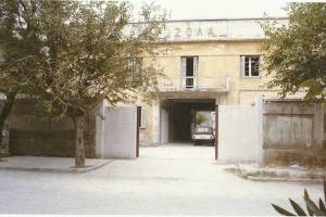 Καλλιθέα, Τζιτζιφιές 1979. Η πύλη του συγκροτήματος της ΙΖΟΛΑ. Αργότερα το εργοστάσιο κατεδαφίστηκε. Στη θέση του σήμερα υπάρχει σχολείο. Από αλμπουμ φωτογραφιών Καλλιθέας το οποίο εκδόθηκε επί της (πρώτης) θητείας του κ. Κ. Ασκούνη ως δημάρχου.Πηγή : Μάριος Μαμανέας απο την ομάδα στο facebook Παλιες φωτογραφιες της Αθηνας, Αττικη - Old photos from Athens, Attiki https://www.facebook.com/photo.php?fbid=141813635854917&set=gm.10150595871518415&type=3&theater&ifg=1
