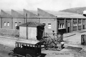Είσοδος εργοστασίου ΚΕΑ. Αρχείο Ν. Πολίτη, Πηγή: σελίδα του fb, Κάποτε στην Αθήνα και την Αττική ... & Η Παληά Αθήνα