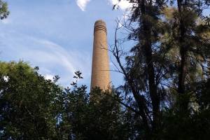 Εικ.11, ΚΗ καμινάδα του εργοστασίου, που διασώζεται . 
Φωτ. Η Φασουράκη, 2019