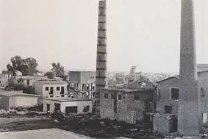 Εικ.9, Το “ΕλληνικόνΠυριτιδοποιείον” πριν γκρεμιστεί. Φωτ. Β. Σκαράκη. Πηγή: Ντοκιμαντερ, Το Μπαρουτάδικο του Αιγάλεω