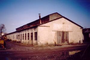 Όψη από τον νότο, Πηγή: Ν.Μπελαβίλας, Β.Τροβά, «ΕΠΑΝΑΧΡΗΣΗ ΧΩΡΟΥ ΕΡΓΟΤΑΞΙΟΥ ΑΠΟΞΗΡΑΝΣΗΣ ΘΕΣΣΑΛΙΑΣ ΣΤΑ ΤΡΙΚΑΛΑ, ΑΠΟΤΥΠΩΣΗ-ΑΠΟΤΙΜΗΣΗ ΤΟΥ ΥΠΑΡΧΟΝΤΟΣ ΚΤΙΡΙΑΚΟΥ ΚΑΙ ΜΗΧΑΝΟΛΟΓΙΚΟΥ ΔΥΝΑΜΙΚΟΥ ΚΑΙ ΔΙΕΡΕΥΝΗΣΗ ΜΕΛΛΟΝΤΙΚΩΝ ΧΡΗΣΕΩΝ», Τμήμα Αρχιτεκτόνων Μηχανικών Παν/μίου Θεσσαλίας, Βόλος 2003-2004