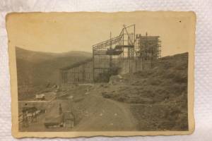 Το εργοστάσιο του μεταλλείου της Κίρκης αλλά και ολοκληρο το μεταλλείο, κατασκευάστηκε κάτω από τις οδηγίες των Γερμανών μηχανικών, από τα εργατικά χέρια των παλικαριών του χωριού, με καταναγκαστική έργασία!  Καλοκαιρι του ‘41, μετά την εισβολή των χιτλερικών στρατευμάτων, τον Μάιο του 1941, ξεκίνησαν οι εργασίες. Αρχείο κου Δημήτρη Παπαγεωργίου