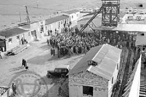 Εικ. 2, Εγκαταστάσεις λιγνιτωρυχείου σε λειτουργία, 1951. Πηγή: ΕΛΙΑ, δημ. σε Κώστας Χαλέμος: «Βάρδα Βουλιαμέντο»: Στα λιγνιτωρυχεία Καλογρέζας, Αθήνα 2014, http://www.youtube.com/watch?v=WxzBfWCE5_g