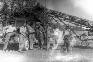 Εικ.5, Εργαζόμενοι λιγνιτωρυχείου. Πηγή: Κώστας Χαλέμος: «Βάρδα Βουλιαμέντο»: Στα 
λιγνιτωρυχεία Καλογρέζας, Αθήνα 2014, http://www.youtube.com/watch?v=WxzBfWCE5_g