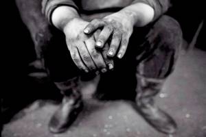 Εικ.7, Εργαζόμενος λιγνιτωρυχείου. Πηγή: Κώστας Χαλέμος: «Βάρδα Βουλιαμέντο»: Στα λ
ιγνιτωρυχεία Καλογρέζας, Αθήνα 2014, http://www.youtube.com/watch?v=WxzBfWCE5_g