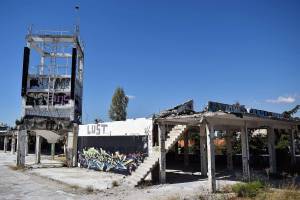 Εικ.9, Υπολείμματα εγκαταστάσεων λιγνιτωρυχείου, 2017. Πηγή: Φωτ. αρχείο Chris Ret Marut 