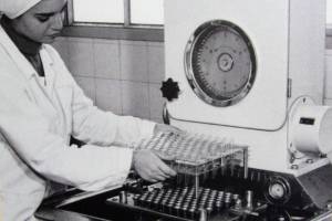 Εικόνα 4
Προετοιμασία φιαλιδίων για αποστείρωση, 1960
αρχείο έκθεσης "ΕΛΛΗΝΙΚΗ ΒΙΟΜΗΧΑΝΙΑ" στην Τεχνόπολη