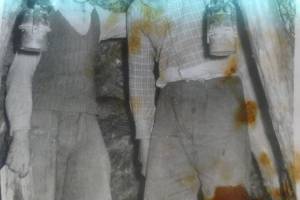 Ο καθένας με τη λάμπα του ασετιλίνης για φωτισμό, βλέπετε πόσo στενοί ήταν οι χώροι εργασίας και με το χαμόγελο στα χείλη. παιδιά τότε.. 1955. Διακρίνονται και οι δοκοί στήριξης!