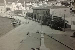 Μπροστά το Ηρώων, το Αύρα και στο βάθος το εργοστάσιον κατεργασίας ταλκ. Τη φωτογραφία την ανακάλυψα σε κάποιο χωμένο βιβλιοπωλείο της Ιπποκράτους (Αθήνα).Προσωπικό αρχείο κου Θ.Αθηναίου, Πηγή :ΤΗΝΟΣ: ΑΝΑΠΟΛΩ Το ΧΘΕΣ