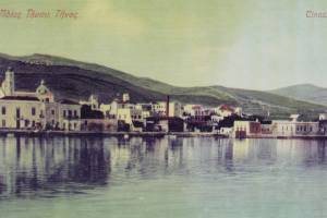 Παλιά Carte Postale (Κάρτ Ποστάλ) που αποτυπώνει τμήμα της παραλιακής πλευράς της "Πόλης της ΤΗΝΟΥ" με τα άλλοτε λιτά της ακίνητα, αλλά και το εργοστάσιο τάλκ της Οικογένειας ΑΛΑΒΑΝΟΥ. Πηγή :ΤΗΝΟΣ: ΑΝΑΠΟΛΩ Το ΧΘΕΣΠροσωπικό αρχείο κου Marvel Velmar.