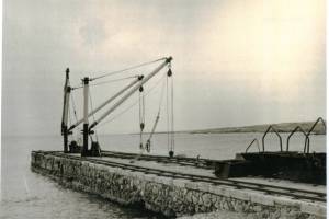 Ευγενική παραχώρηση του καθηγητή της σχολής Αρχιτεκτόνων του Ε.Μ.Π. Δρ Νίκο Μπελαβίλα εις μνήμη του καθηγητή Αντώνη Ζ. Φραγκίσκου.  Η φωτό είναι του Α.Ζ.Φραγγίσκου και χρονολογείται από το 1964-1965.