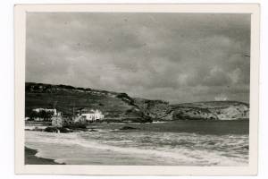 Νεωλκείο για τις μαούνες φόρτωσης στη Μουτσούνα. Η φωτογραφία είναι ευγενική παραχώρηση του καθηγητή της σχολής Αρχιτεκτόνων του Ε.Μ.Π. Δρ Νίκο Μπελαβίλα εις μνήμη του καθηγητή Αντώνη Ζ. Φραγκίσκου.  Η φωτό είναι του Α.Ζ.Φραγγίσκου και χρονολογείται από το 1964-1965.