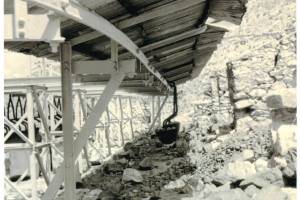 Η φωτογραφία είναι ευγενική παραχώρηση του καθηγητή της σχολής Αρχιτεκτόνων του Ε.Μ.Π. Δρ Νίκο Μπελαβίλα εις μνήμη του καθηγητή Αντώνη Ζ. Φραγκίσκου.  Η φωτό είναι του Α.Ζ.Φραγγίσκου και χρονολογείται από το 1964-1965.