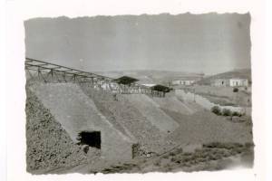 Η φωτογραφία είναι ευγενική παραχώρηση του καθηγητή της σχολής Αρχιτεκτόνων του Ε.Μ.Π. Δρ Νίκο Μπελαβίλα εις μνήμη του καθηγητή Αντώνη Ζ. Φραγκίσκου.  Η φωτό είναι του Α.Ζ.Φραγγίσκου και χρονολογείται από το 1964-1965.