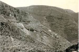 Η φωτογραφία είναι ευγενική παραχώρηση του καθηγητή της σχολής Αρχιτεκτόνων του Ε.Μ.Π. Δρ Νίκο Μπελαβίλα εις μνήμη του καθηγητή Αντώνη Ζ. Φραγκίσκου.  Η φωτό είναι του Α.Ζ.Φραγγίσκου και χρονολογείται από το 1964-1965.