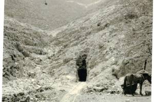 Η φωτογραφία είναι ευγενική παραχώρηση του καθηγητή της σχολής Αρχιτεκτόνων του Ε.Μ.Π. Δρ Νίκο Μπελαβίλα εις μνήμη του καθηγητή Αντώνη Ζ. Φραγκίσκου. Η φωτό είναι του Α.Ζ.Φραγγίσκου και χρονολογείται από το 1964-1965.