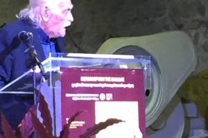 Μανώλης Γλέζος: Υπερήφανος απόγονος των σμυριδεργατών της Νάξου. Μιλά για τη μοναδικότητα της Ναξίας λίθου (σμύριδα, σμυρίγλι), για τα σωματικά χαρακτηριστικά του σμυριδεργάτη (άλαιμος, μακριά χέρια, και κουτσός!!!), για την ανάγκη αξιοποίησης των ελληνικών πόρων (μαστίχα, σμύριδα). Στο συνέδριο "Μεταλλωρύχοι της Ελλάδας- Ιχνηλατώντας την ταυτότητά τους μέσα από την τέχνη", Πηγή : φωτογραφικό υλικό απο την κα Δ.Λοϊζου Βουλγαράκη