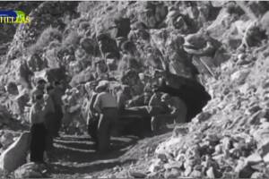 ΜΑΥΡΗ ΓΗ 1952-Σκηνοθεσία: Στέλιος Τατασόπουλος Σενάριο: Νίκος Σφυροέρας Φωτογραφία: Τζανής Αλιφέρης Μουσική σύνθεση: Γιώργος Καζάσογλου Εταιρία παραγωγής: Σπεκτ Φιλμ