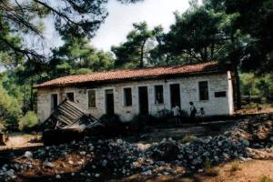 Το κτήριο γραφείων του ορυχείου λευκολίθου Αποστολίδη_2003.Τεκμηριωτής Μαρία Μαυροειδή
πηγή: http://pandektis.ekt.gr/
