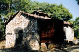 Το μηχανοστάσιο του εναερίου σιδηροδρόμου του ορυχείου λευκολίθου Αποστολίδη_2003Τεκμηριωτής Μαρία Μαυροειδή
πηγή: http://pandektis.ekt.gr/