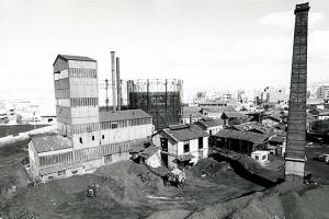 

Γενική άποψη εργοστασίου αεριόφωτος, ~1980.
Διακρίνονται από αριστερά τα κτήρια του νέου υδαταερίου, του παλαιού υδαταερίου
(Δ16), των λουτρών (Δ8) και η καμινάδα (Κ3). Στο βάθος τα αεριοφυλάκια (Δ4,
Δ5). Πηγή: Δανιήλ Μ., «Το έργο της Τεχνικής Υπηρεσίας του Δήμου Αθηναίων,
1835-1912», Διδακτορική Διατριβή ΕΜΠ, 2017

