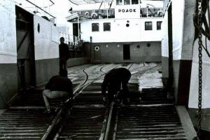 Σιδηροδρομικό πορθμειο "ΡΟΔΟΣ" με τις ράγες στον καταπέλτη και στο δάπεδο του γκαραζ (φωτο. R. Dixon, 1963, συλλογή Γ. Τόγια), Πηγή: https://www.facebook.com/groups/ProastiakosAitoloakarnanias/