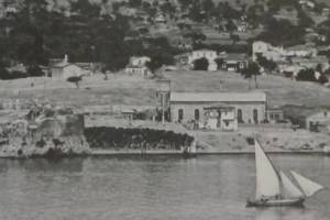 Αρχείο Φιλοπρόοδου Ομίλου Βροντάδου (Φ.Ο.Β). Αποτελεί τμήμα από τη φωτογράφιση της ακτογραμμής από την Αγία Ελένη ως το Βροντάδο.  φωτογράφος Ι. Τσίμας.