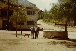 ΝΑΥΠΛΙΟ 1953 .ΜΠΡΟΣΤΑ ΣΤΗΝ ΤΟΤΕ ΗΛΕΚΤΡΙΚΗ ΕΤΑΙΡΕΙΑ ΣΗΜΕΡΑ ΤΟΠΟ ΤΗΣ ΕΡΓΑΣΙΑΣ ΜΟΥ - ΔΕΥΑΝ. ΔΕΞΙΑ ΕΙΚΟΝΙΖΕΤΑΙ Ο ΑΝΔΡΕΑΣ ΣΑΓΚΙΩΤΗΣ (1924 - 2006) ΠΡΩΤΟΨΑΛΤΗΣ.Πηγή: φωτογραφικό αρχείο κου Γεώργιου Μαστή, Παλαιές φωτογραφίες του Ναυπλίου