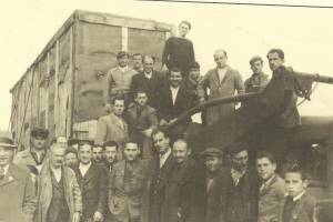Από το ημερολόγιο της ΑΠΟΠΕΙΡΑΣ 1999 και από το αρχείο του Ι. Κερασόπουλου. Η παραλαβή της πρώτης μηχανής παραγωγής ηλεκτρικού ρεύματος (τζένεραλ μότορς) μετά την απελευθέρωση 1945. Στη φωτογραφία διακρίνονται ο Μ Βλάχος (διευθυντής) Πανόπουλος, Σίγγελ, Παναγιωτόπουλος, Κερασόπουλος, Μουστακόπουλος, Ζαποτσιάν, Βαρδής, Καρνάμης, Τσετσέκος, Σιφακής.Πηγή : κος Χαράλαμπος Αντωνιάδης απο την ομάδα Παλαιές φωτογραφίες του Ναυπλίου