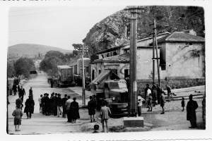 ΠΙΘΑΝΟΝ ΜΕΤΑΦΟΡΑ ΥΛΙΚΩΝ ΑΠΟ ΤΗΝ ΠΑΛΙΑ ΗΛΕΚΤΡΙΚΗ ΕΤΑΙΡΕΙΑ ΠΟΥ ΛΕΙΤΟΥΡΓΟΥΣΕ ΤΟΤΕ ΣΕ ΕΚΕΙΝΟ ΤΟ ΚΤΙΡΙΟ ΠΡΟΤΟΥ ΙΔΡΥΘΕΙ Η ΔΕΗ.Από το φωτογραφικό αρχείο του Προοδευτικού Συλλόγου Ναυπλίου "Ο ΠΑΛΑΜΗΔΗΣ"Πηγή :&nbsp;κος Γιώργος Καρατάσος απο την ομάδα Παλαιές φωτογραφίες του Ναυπλίου