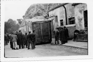 ΠΙΘΑΝΟΝ ΜΕΤΑΦΟΡΑ ΥΛΙΚΩΝ ΑΠΟ ΤΗΝ ΠΑΛΙΑ ΗΛΕΚΤΡΙΚΗ ΕΤΑΙΡΕΙΑ ΠΟΥ ΛΕΙΤΟΥΡΓΟΥΣΕ ΤΟΤΕ ΣΕ ΕΚΕΙΝΟ ΤΟ ΚΤΙΡΙΟ ΠΡΟΤΟΥ ΙΔΡΥΘΕΙ Η ΔΕΗ.Από το φωτογραφικό αρχείο του Προοδευτικού Συλλόγου Ναυπλίου "Ο ΠΑΛΑΜΗΔΗΣ"Πηγή : κος Γιώργος Καρατάσος απο την ομάδα Παλαιές φωτογραφίες του Ναυπλίου