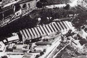 Εικ.11, Το εργοστάσιο Ασπιώτη-ΕΛΚΑ στο λόφο Αβράμη στην Κέρκυρα, που καταστράφηκε
από βομβαρδισμό των Ιταλών την 28η Οκτωβρίου 1940.
Πηγή: περιβαλλοντική ομάδα του 2001-2003 4ου Λυκείου Κέρκυρας
