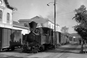 Βόλος 1966 το τραινάκι που πηγαίνει στις Μηλιές στον σιδηροδρομικό σταθμό του Βόλου. Φωτογραφία του Derec Philips, Πηγή: Τό Κέρας τής Αμάλθειας