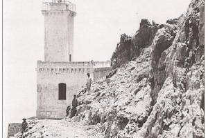 Φωτογραφία εποχής του φάρου.
Από το περιοδικό 7 ημέρες της εφημερίδας Καθημερινη (πηγή διαδικτύου faroi,com)