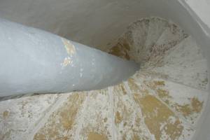 Άποψη της κλίμακας που οδηγεί στον κλωβό (faroi.com)