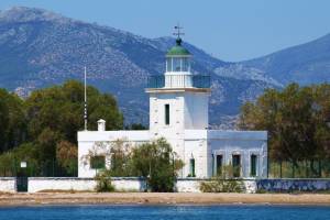 Φάρος Αυλίδας, όψη από τη θάλασσα (νότια όψη) (πηγή: Faroi,com)