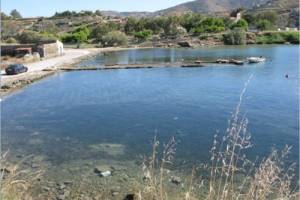 Η Αγία Ειρήνη στην Κέα με τη μια προκυμαία της Κόκκας. Στον βυθό φαίνονται οι σκελετοί από τις βυθισμένες φορτηγίδες.Πηγή: https://www.monumenta.org/