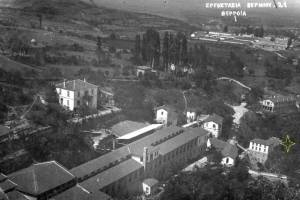 Η ηλεκτρική στεγαζόταν στο κτίριο με το κίτρινο αστέρι που αποτελούσε τμήμα των εγκαταστάσεων του νηματουργείου Σωσσίδη.