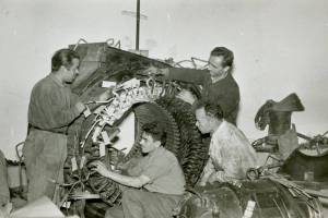 Πηγή : αρχείο του κ. ΔΗΜΗΤΡΗ ΣΤΑΝΤΖΟΥ, απο την σελίδα στο fb Παλιές Φωτογραφίες της Βέροιας - Old Photos of Veria. Οι γεννήτριες διασώζονται και λειτουργούν ως σήμερα.