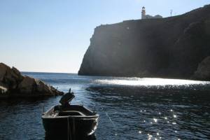 Αρχείο: https://www.radio-ikaria.gr/istoriografia-toy-faroy-kavo-papa-mia-polytimi-katagrafi-toy-eyaggeloy-s-lykoy/,   Στον γιαλό του κόλπου Αγ. Γιώργη.