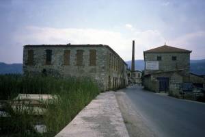 Άποψη της σκάλας Ντιπίου και των βιομηχανικών κτισμάτων στο επίνειο του κόλπου της Γέρας. Δικαιώματα: Ευρυδίκη Σιφναίου