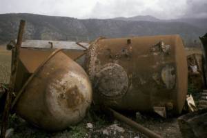 Παλαιός εξοπλισμός του εργοστασίου στο διπλανό χωράφι. Δικαιώματα: Ευρυδίκη Σιφναίου
