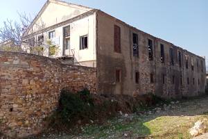 Το αρχικό κτίριο του βυρσοδεψείου (πρόσοψη). (Λήψη: 30-10-2021 Αρχείο Β. Χαρίτου))
