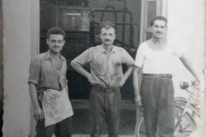 Αρχείο κου Κ.Μαυρογιάννη. Γράφει από πίσω: "Εργοστάσιο παλιό Κονδύλη".  Δεξιά Γιάννης Στάης, Ιωακείμ Ωνάσογλου και ένας από το Βόλο"