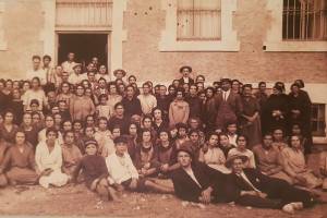 1923, στο ιστορικό Καπνομάγαζο (που ήταν ως τότε σχολείο κατεστραμμένο από φωτιά) εγκαταστάθηκαν προσωρινά πρόσφυγες από την Ανατολική Θράκη και τον Πόντο. Στα τέλη της δεκαετίας του 1920 το πήρε ο Αρμενικής καταγωγής επιχειρηματιας Αγκοπ Ασταρτζιαν και δημιούργησε το Καπνομάγαζο, Πηγή : https://www.facebook.com/AlexandroupoliHistory/posts/2139766769388196
