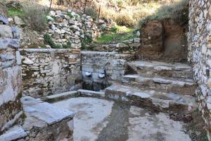 09 Η πηγή του Καλάμου που υδροδοτούσε το μύλο. Στέρεψε ύστερα από το σεισμό του 1956. Επανέρχεται σποραδικά μετά από μεγάλες βροχοπτώσεις (Αρχείο Π.Αναματερού 20/12/2021)