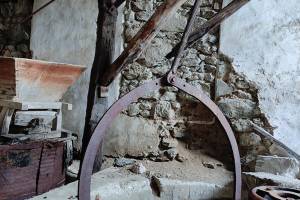 Μηχανισμός που εξυπηρετούσε  για τη συντήρηση των μυλοπετρών (Αρχείο Π. Αναματερού 22/12/2021)